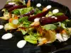 Salată proaspătă cu sos de sfeclă roșie și dressing cu plante