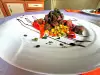 Свински късчета със сладко от червен лук и зеленчуци