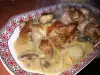 Свинина с репчатым луком и грибами в сметанном соусе