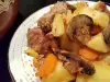 Schweinefleisch mit roten Kartoffeln und Pilzen im Güvec