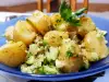 Warmer Salat aus Babykartoffeln und Gurken