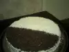 Торт с печеньем, сливками и шоколадной пастой