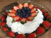 Pavlova Torte mit Erdbeeren und Heidelbeeren