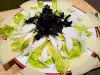 Grüner Salat mit Herbsttrompete Pilzen