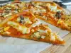 Pizza subțire cu mozzarella, ricotta și dovlecei