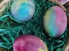 Farbanje jaja u salveti