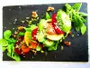 Витаминозна салата с цвекло, ябълка и авокадо
