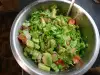 Зелена салата с авокадо и червен лук