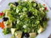 Зелена салата с авокадо и сок от нар