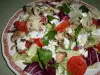 Bogata zelena salata sa piletinom, čeri paradajzom i mlečnim sosom