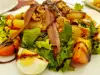 Frischer Salat mit Thunfisch, Sardellen und Spargel
