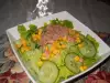 Зеленый салат с тунцом и кукурузой