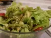 Витаминозна салата с авокадо, чери домати и сос от нар