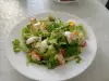 Zelena salata sa rotkvicama i surimi štapićima